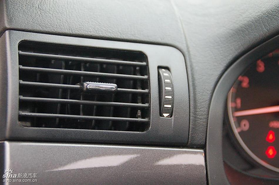 08款一汽奔腾6MT内饰