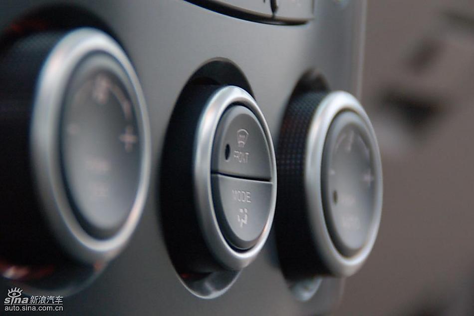 08款一汽奔腾6MT内饰