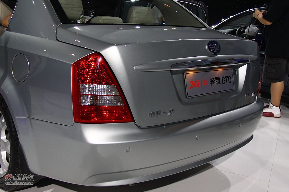 2011款奔腾B70上市现场图