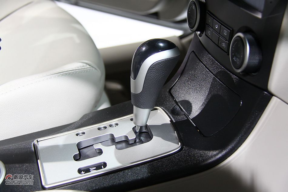 2011款奔腾B70上市现场图