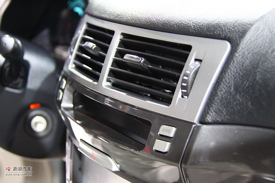 2011款奔腾B70上市现场图