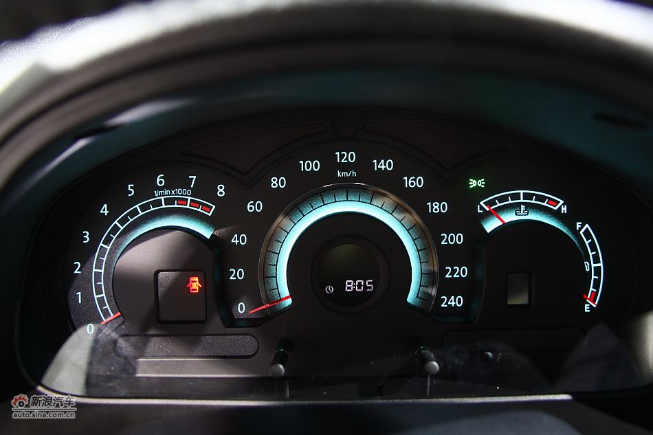 2011款奔腾B70上市现场图