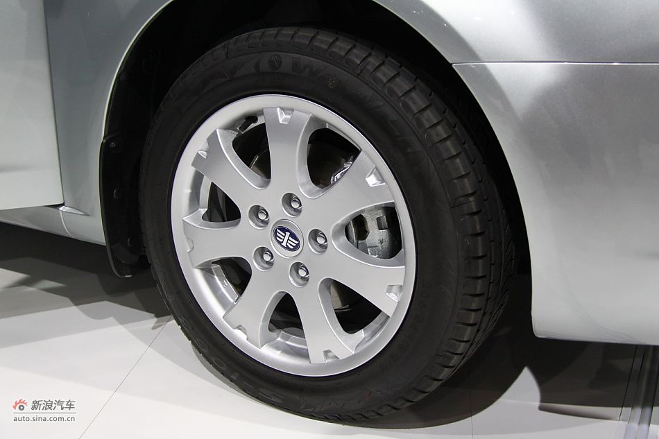 2011款奔腾B70上市现场图