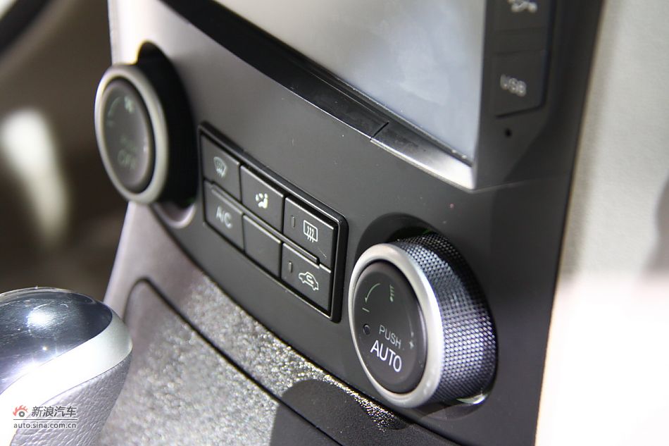 2011款奔腾B70上市现场图