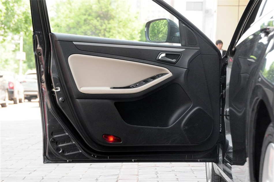 2014款 2.0L AT 豪华型 座椅空间