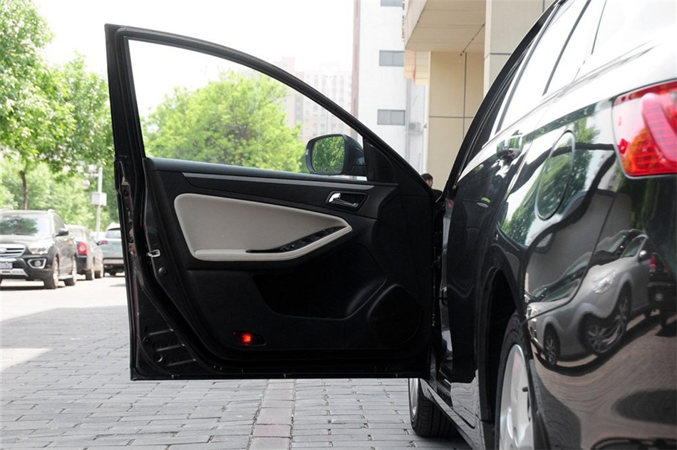 2014款 2.0L AT 豪华型 座椅空间