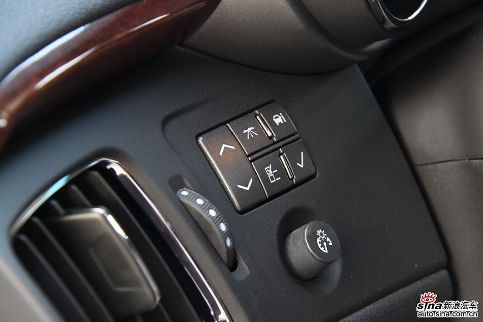 2010款凯迪拉克CTS 3.0豪华运动版内饰