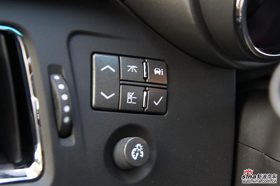 2010款凯迪拉克CTS 3.0豪华运动版内饰