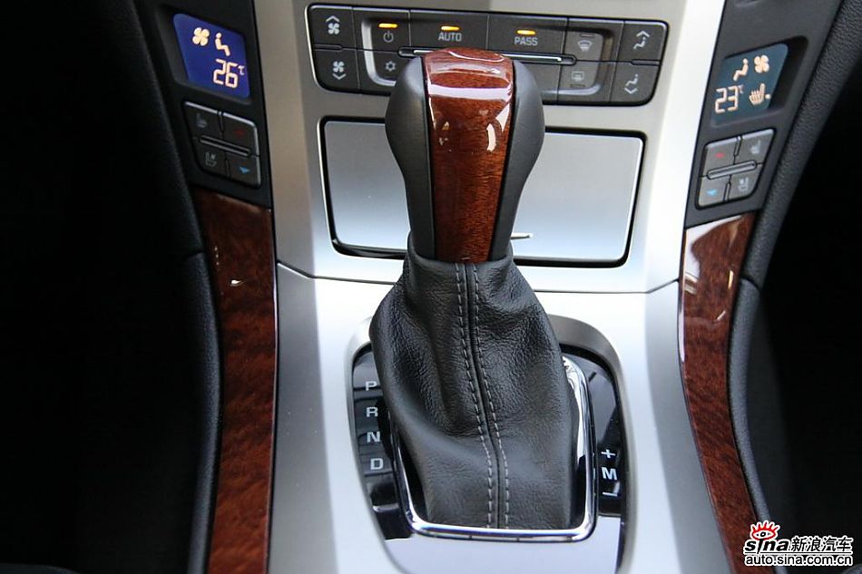 2010款凯迪拉克CTS 3.0豪华运动版内饰
