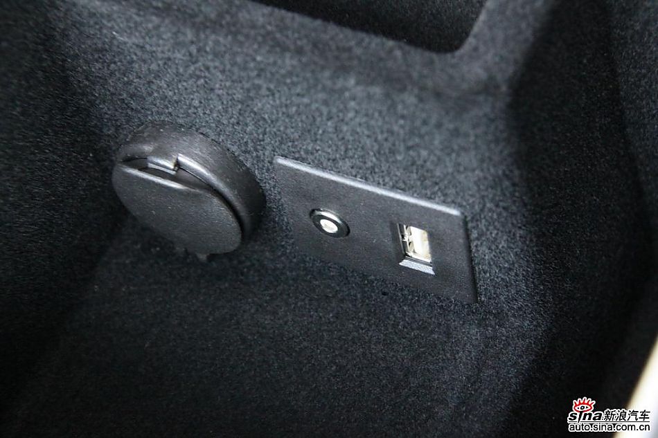 2010款凯迪拉克CTS 3.0豪华运动版内饰