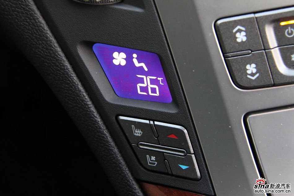 2010款凯迪拉克CTS 3.0豪华运动版内饰