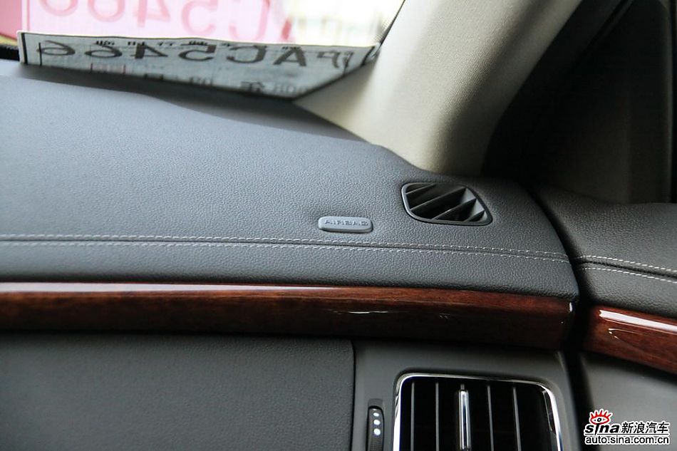 2010款凯迪拉克CTS 3.0豪华运动版内饰