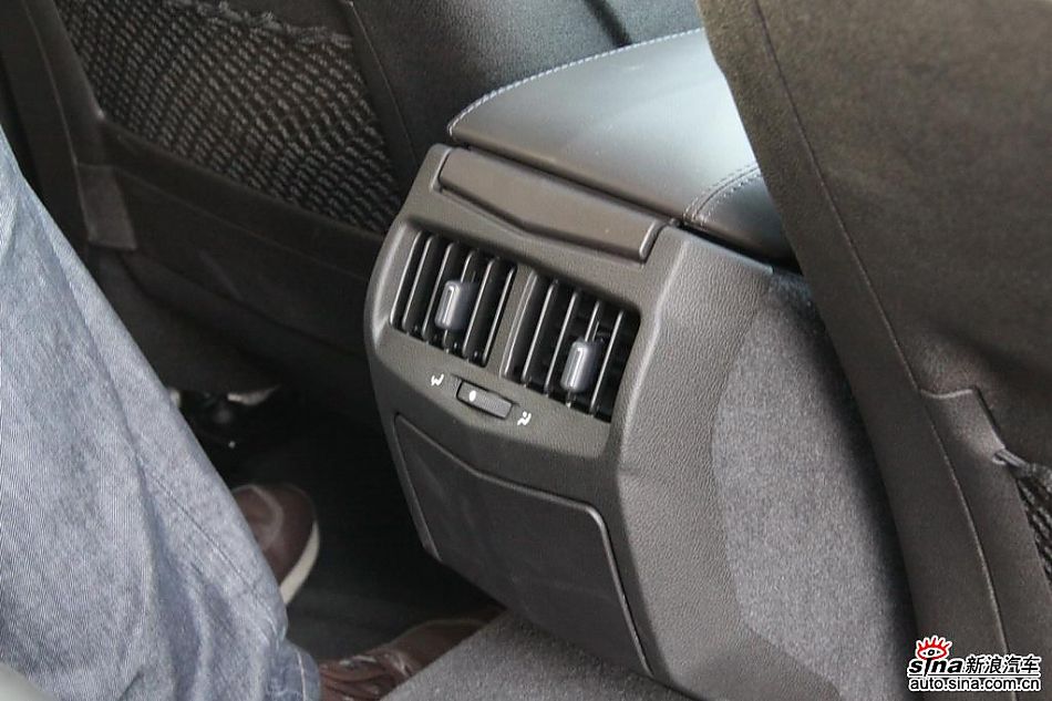 2010款凯迪拉克CTS 3.0豪华运动版内饰