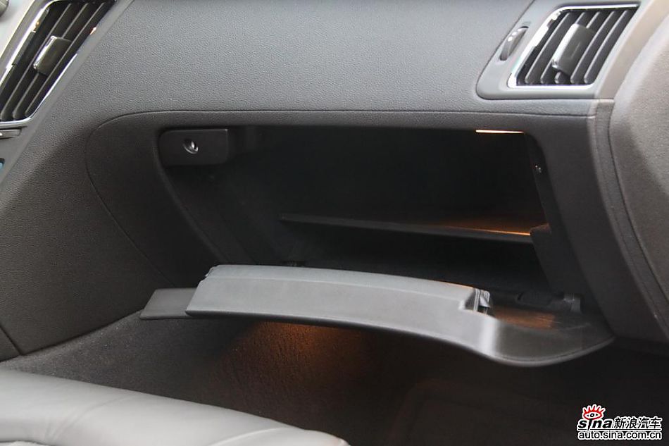 2010款凯迪拉克CTS 3.0豪华运动版内饰