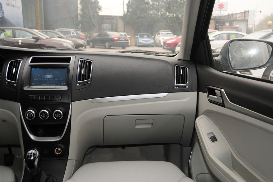 2015款 1.5L 手动精英型 内饰