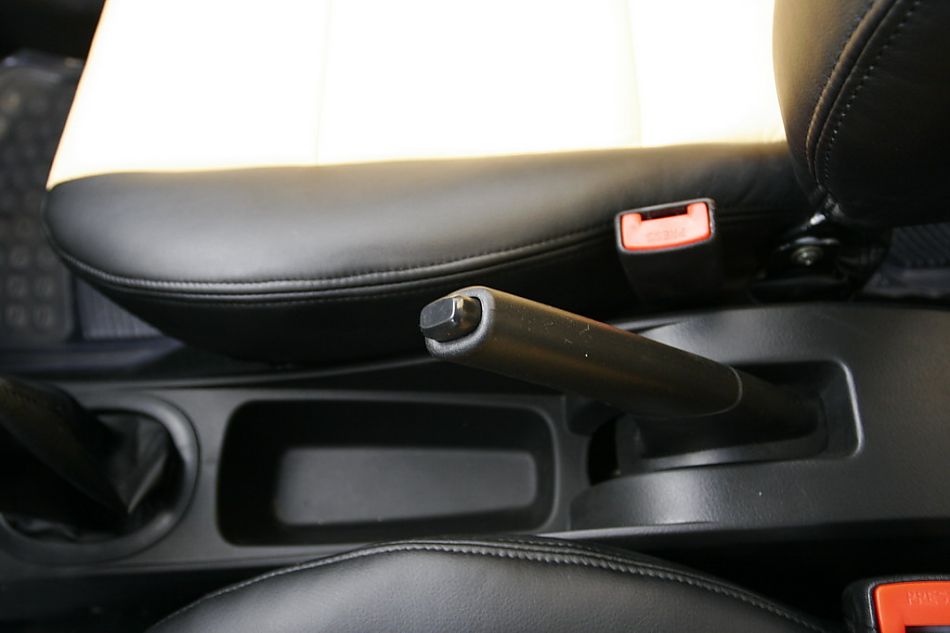 长安汽车奔奔驻车制动器