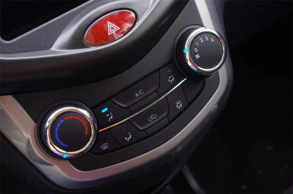 奔奔 2014款 1.4L MT 豪华型 内饰