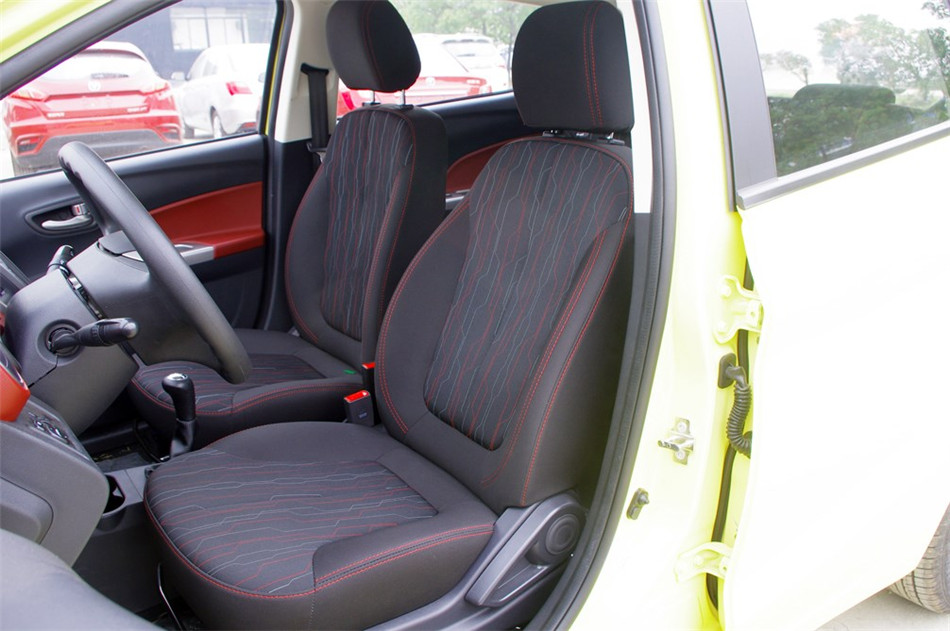 奔奔 2014款 1.4L MT 豪华型 座椅空间