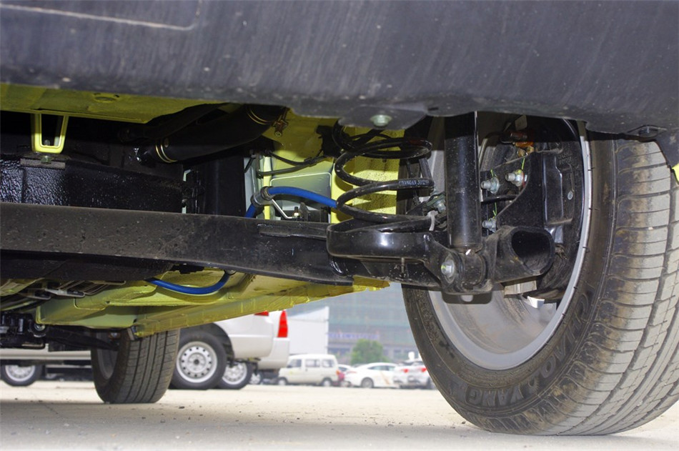 奔奔 2014款 1.4L MT 豪华型 引擎底盘