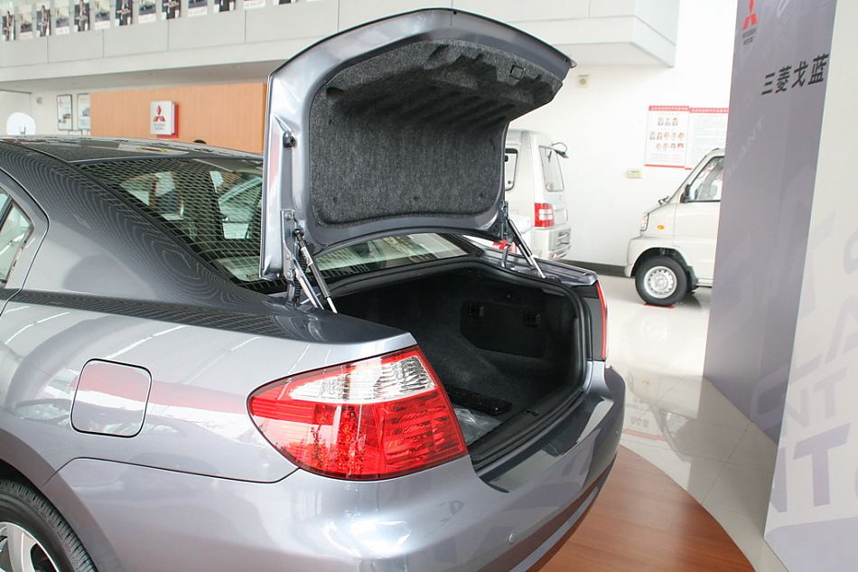 东南汽车戈蓝后备厢