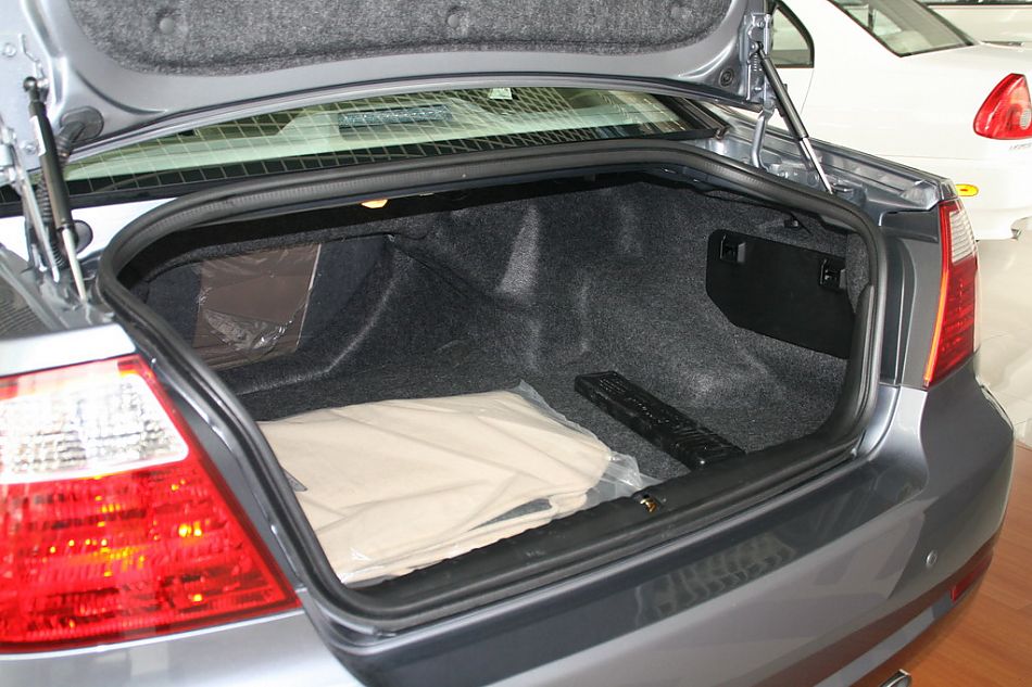 东南汽车戈蓝后备厢