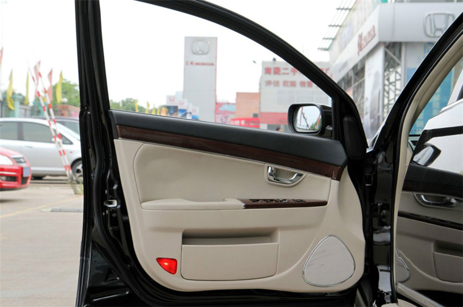 2012款 2.0L AT 铭仕版 座椅空间