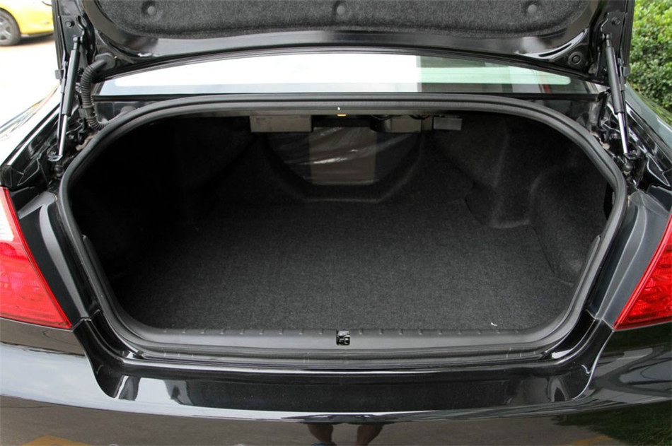 2012款 2.0L AT 铭仕版 座椅空间