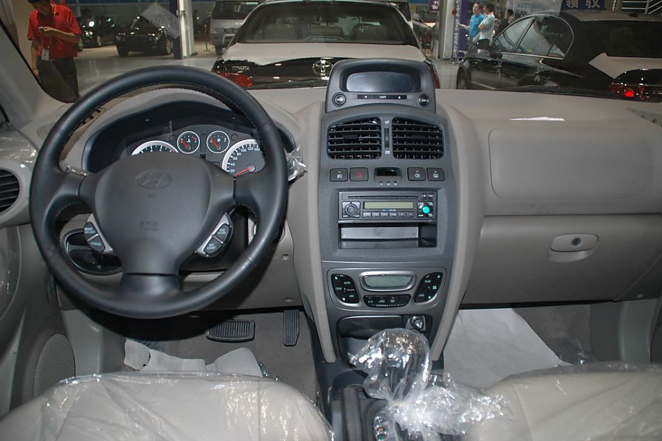 华泰圣达菲内饰