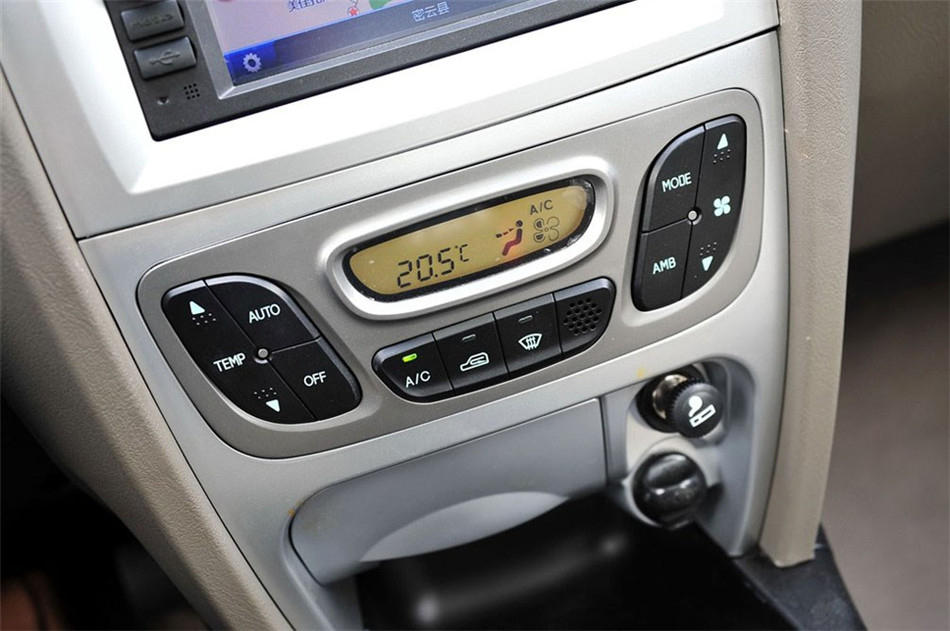 2012款 1.8T MT 导航版 内饰