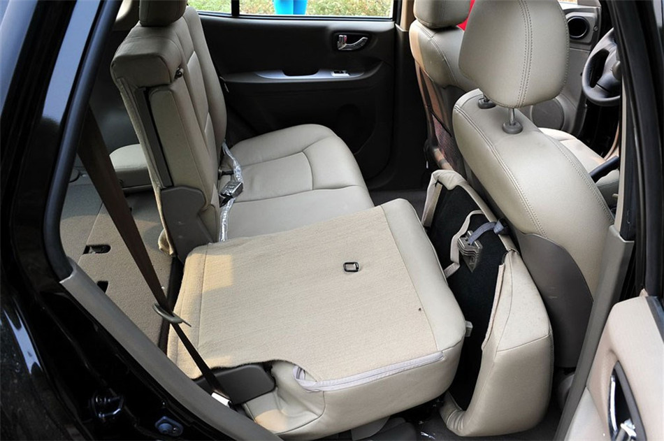 2012款 1.8T MT 导航版 座椅空间