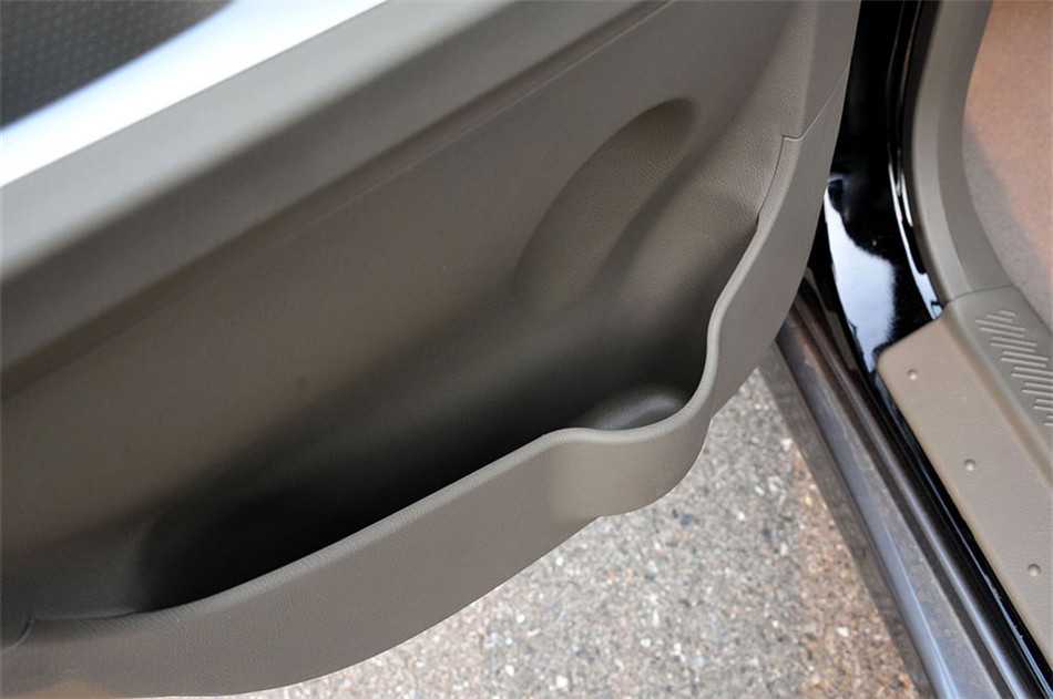 2012款 1.8T MT 导航版 座椅空间