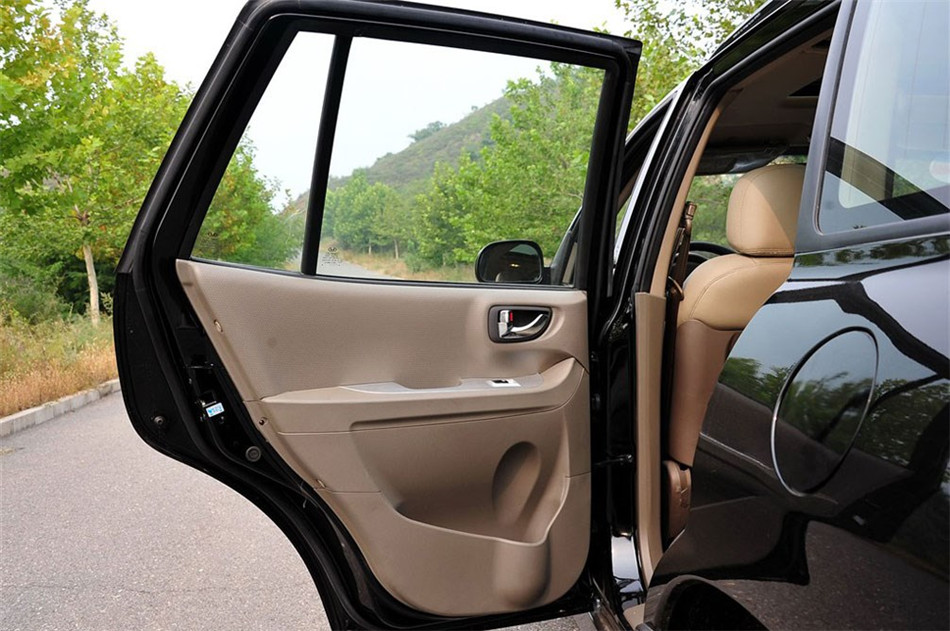 2012款 1.8T MT 导航版 座椅空间