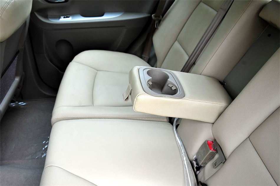 2012款 1.8T MT 导航版 座椅空间