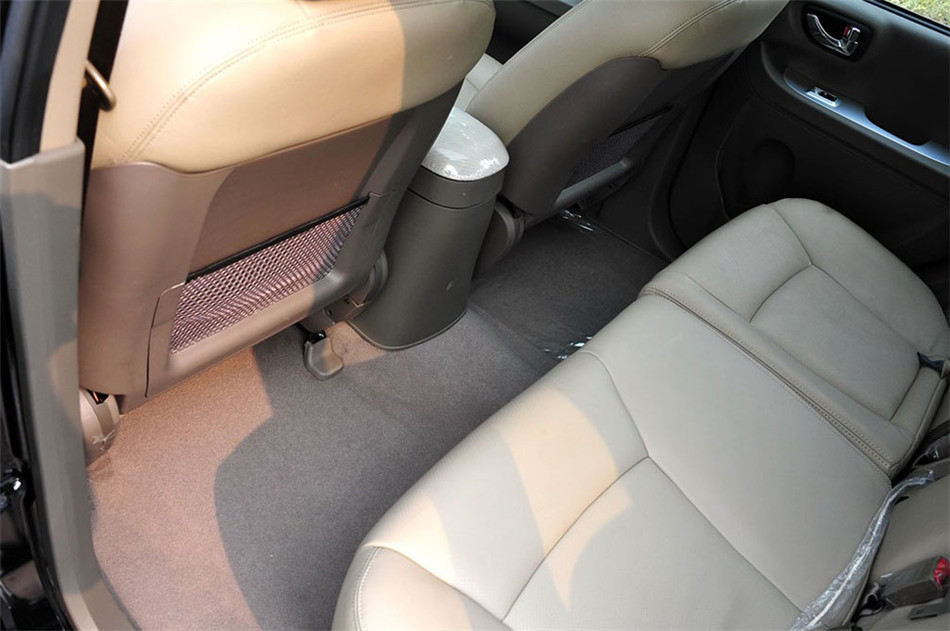 2012款 1.8T MT 导航版 座椅空间