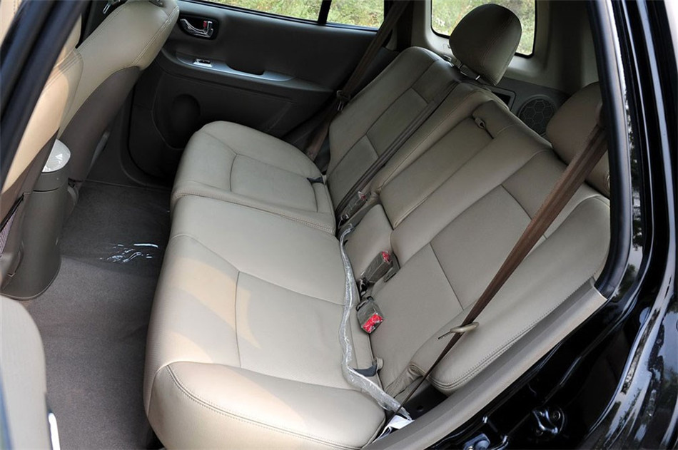 2012款 1.8T MT 导航版 座椅空间