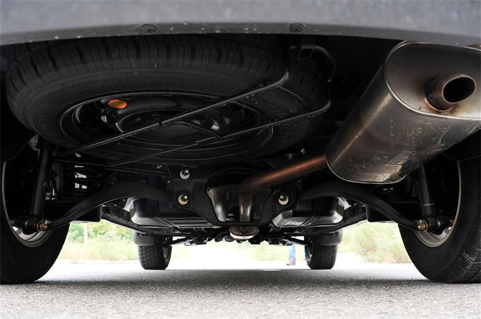 2012款 1.8T MT 导航版 引擎底盘