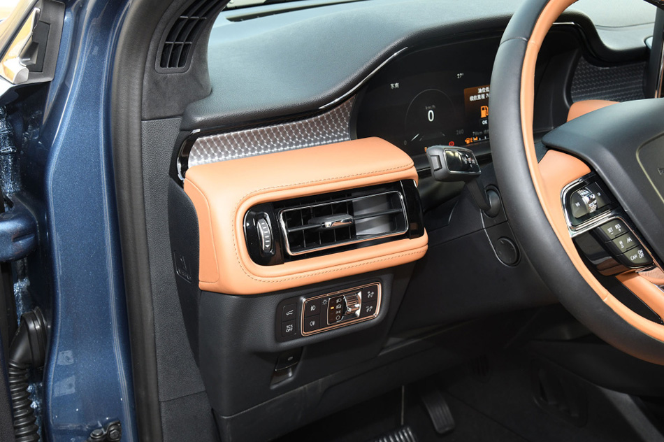 2021款 2.7T 四驱总统版 内饰