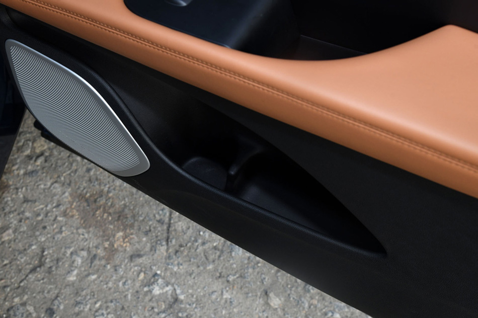 2021款 2.7T 四驱总统版 座椅空间