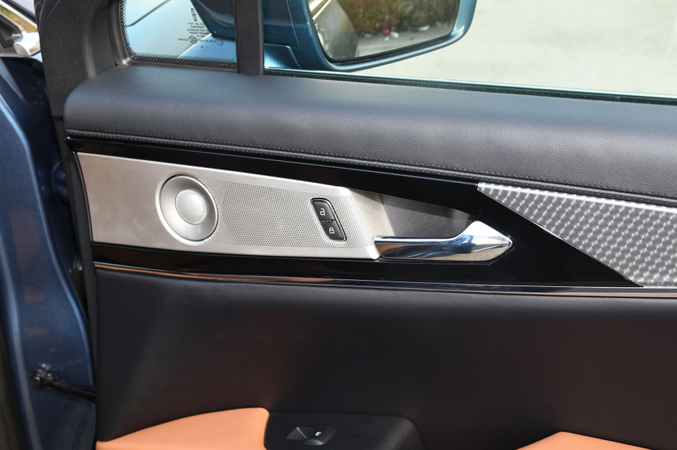 2021款 2.7T 四驱总统版 座椅空间