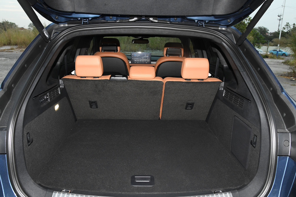 2021款 2.7T 四驱总统版 座椅空间