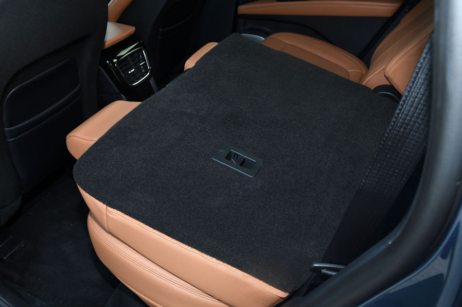 2021款 2.7T 四驱总统版 座椅空间