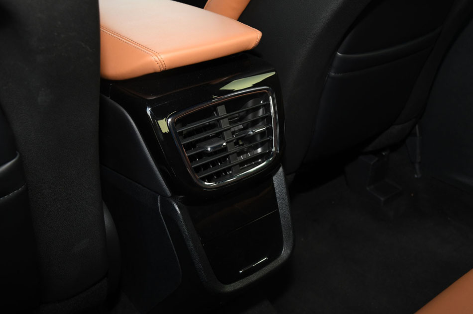2021款 2.7T 四驱总统版 座椅空间