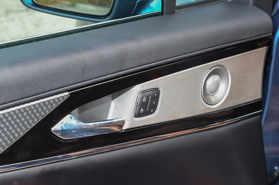 2021款 2.7T 四驱总统版 座椅空间