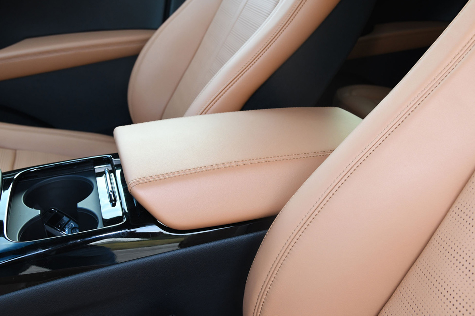 2021款 2.7T 四驱总统版 座椅空间