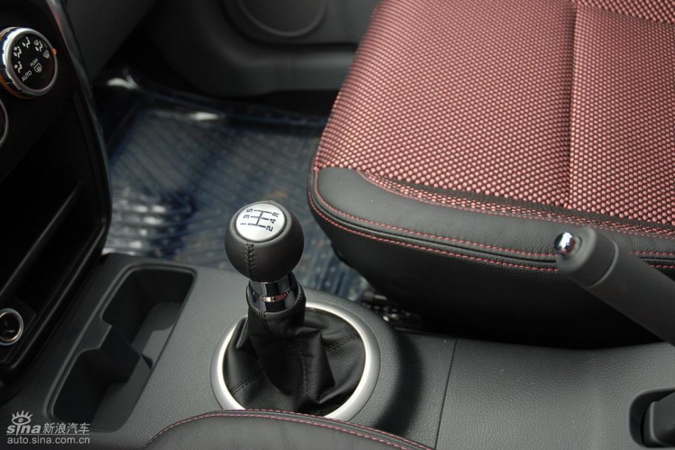 长安铃木全新天语SX4内饰实拍图