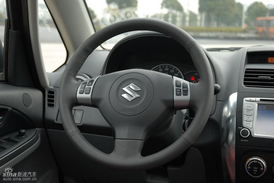 长安铃木全新天语SX4内饰实拍图