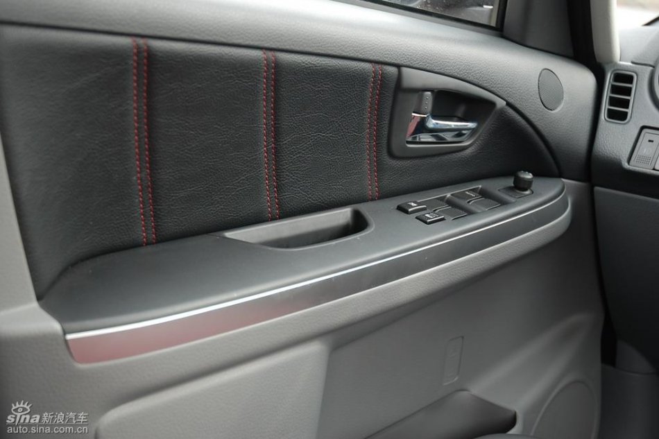 长安铃木全新天语SX4内饰实拍图