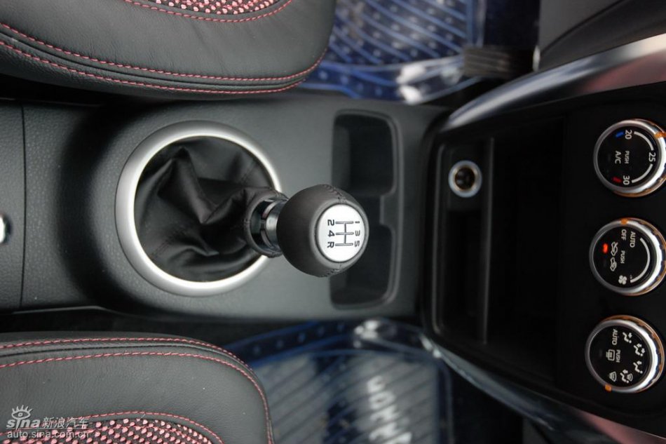 长安铃木全新天语SX4内饰实拍图