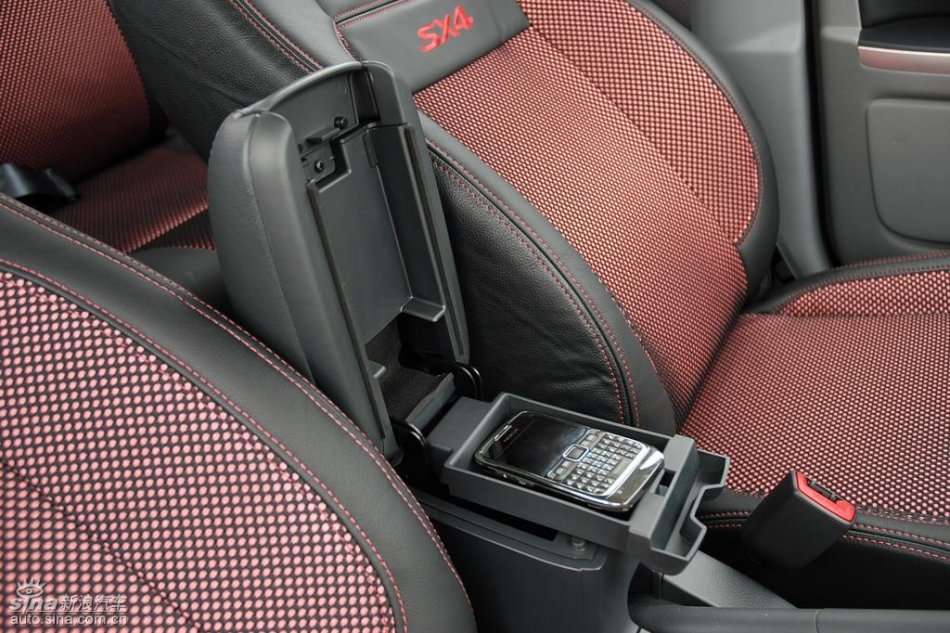 长安铃木全新天语SX4内饰实拍图