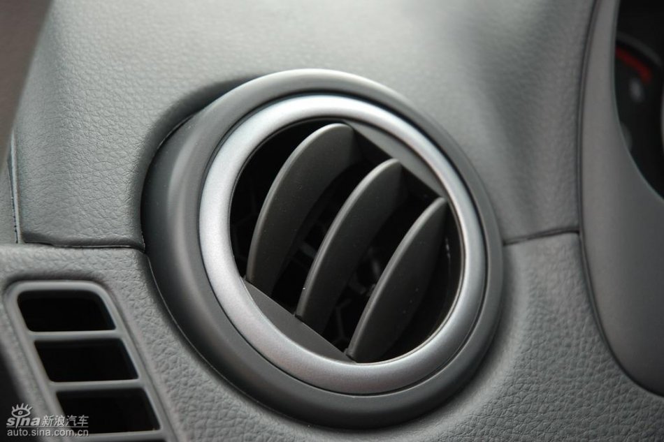 长安铃木全新天语SX4内饰实拍图